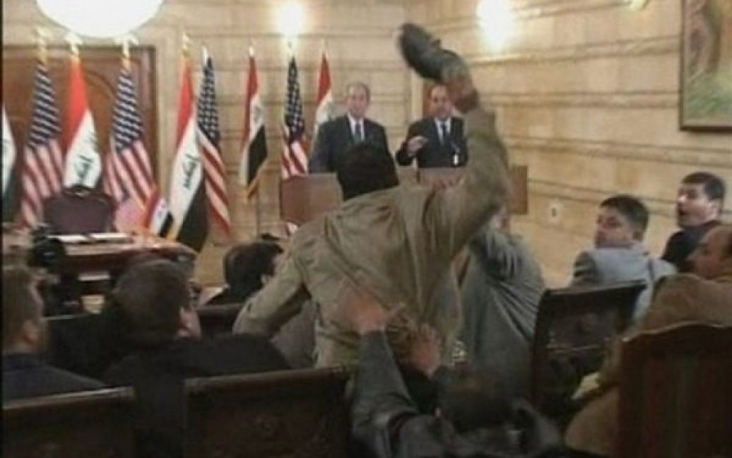 Бушу в Іраці кинули пару черевиків / © youtube