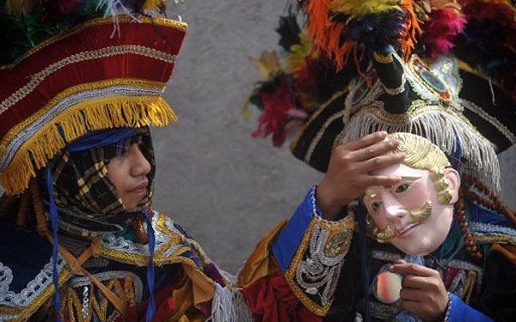 Гватемала, Сумпанго. Члени гватемальських племен виконують традиційний танець "El Torito" під час святкування дня Сан-Агустіна у місті Сампанго. / © AFP