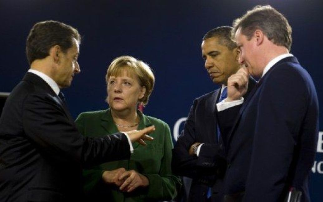 Франція, Канни. Президент Франції Ніколя Саркозі розмовляє з канцлером Німеччини Ангелою Меркель, президентом США Бараком Обамою і прем&#039;єр-міністром Великобританії Девідом Кемероном перед початком круглого столу на саміті G20 у Каннах. / © AFP