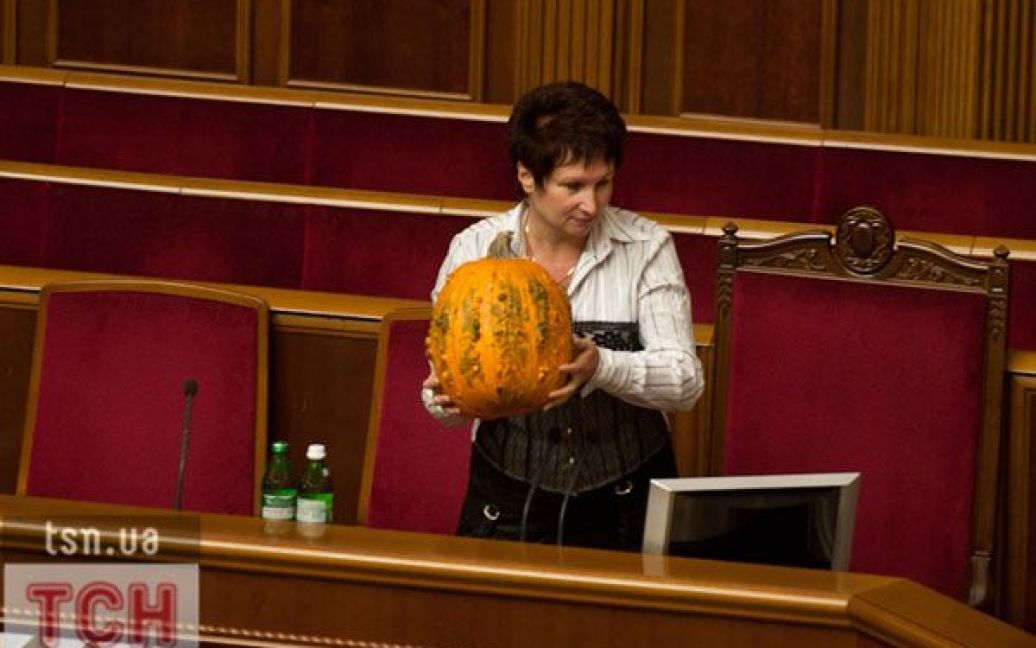 Народний депутат Олег Ляшко приніс на засідання Верховної ради гарбуза, щоб вручити його урядовцям. / © Євген Малолєтка/ТСН.ua
