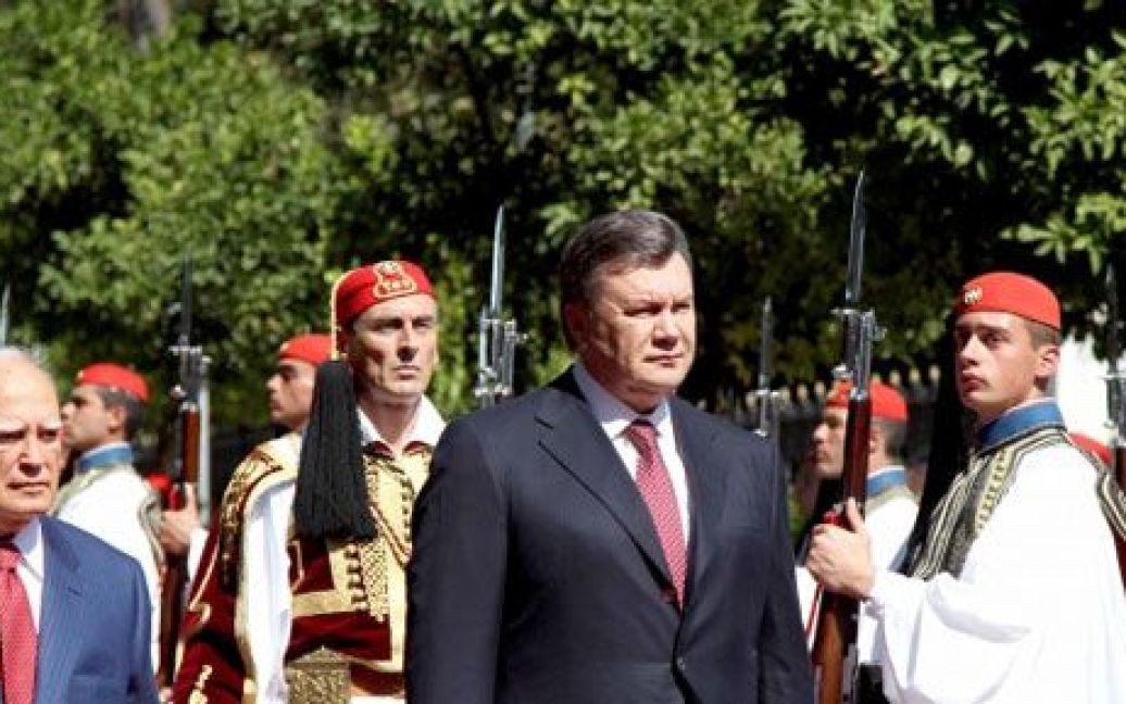Президент України Віктор Янукович в Афінах провів із президентом Греції Каролосом Папуліасом двосторонню зустріч на тему фінансової кризи, яку зараз переживає Греція. / © President.gov.ua