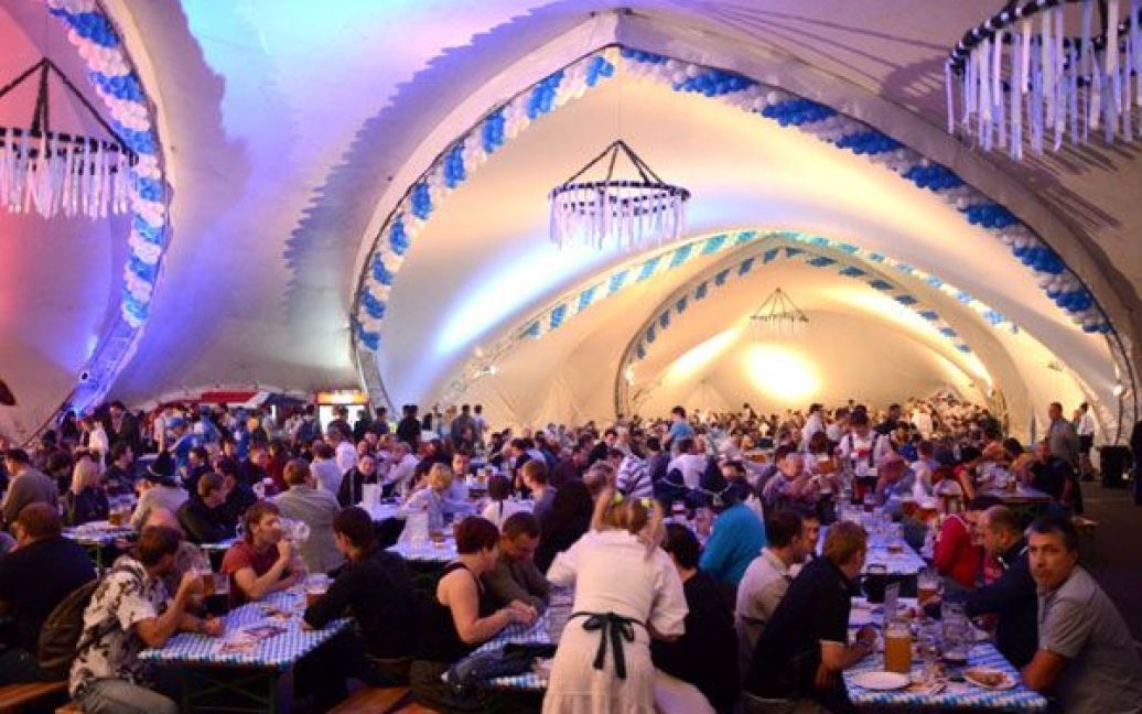 В Києві провели 8-ий фестиваль пива "Октоберфест 2011", який протягом трьох днів відвідали тисячі гостей. / © прес-служба "Октоберфест 2011"