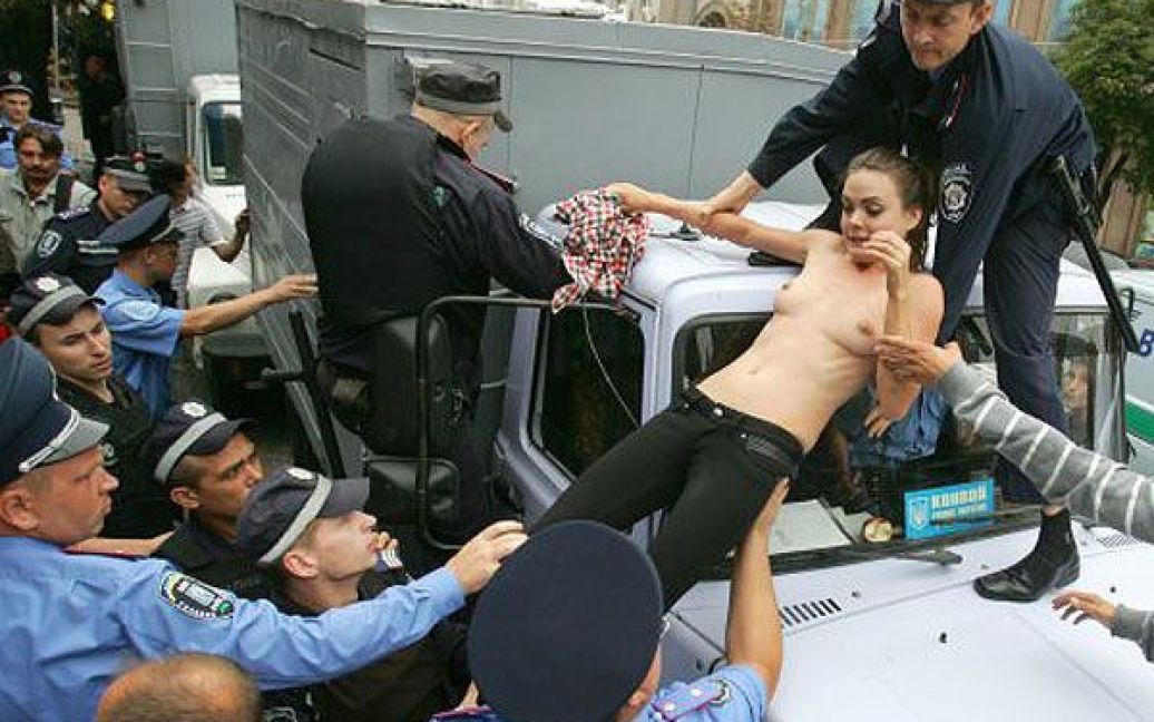 Співробітники міліції знімають активісток FEMEN з даху автозака. / © УНІАН