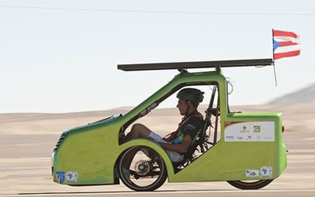 Чилі, Калама. Автомобіль пуерто-ріканського гонщика бере участь у першій гонці автомобілів на сонячній енергії, яку провели в пустелі Атакама на півночі Чилі. У триденній гонці взяли участь 30 команд із семи країн світу. / © AFP