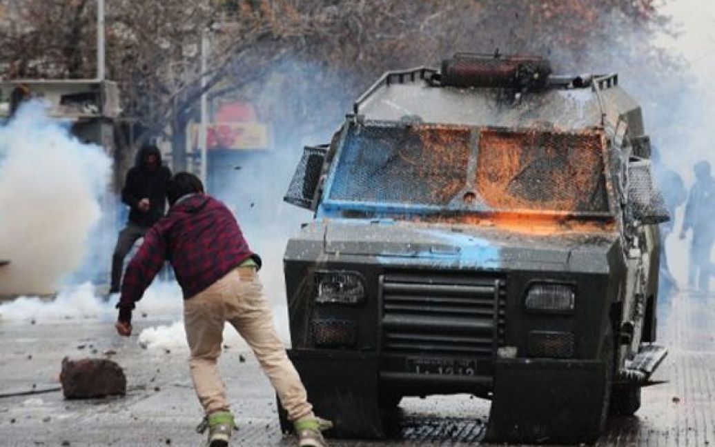 Чилі, Сантьяго. У чилійській столиці спалахнули студентські повстання через прийняття нового закону про освіту. / © AFP
