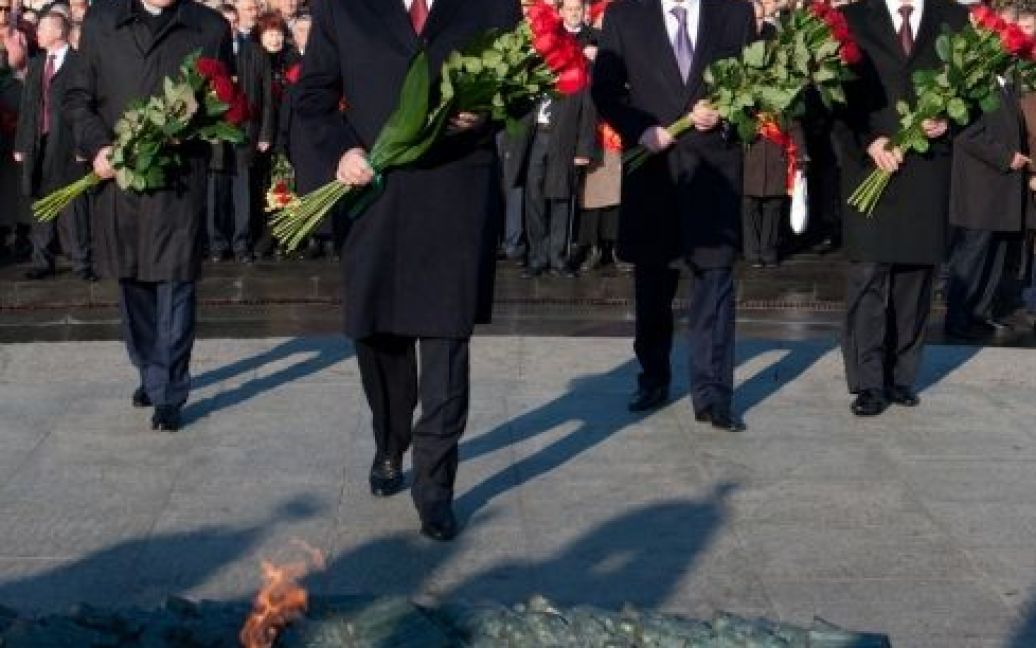 Президент України Віктор Янукович поклав квіти до могили Невідомого солдата в парку Вічної Слави у Києві. / © President.gov.ua