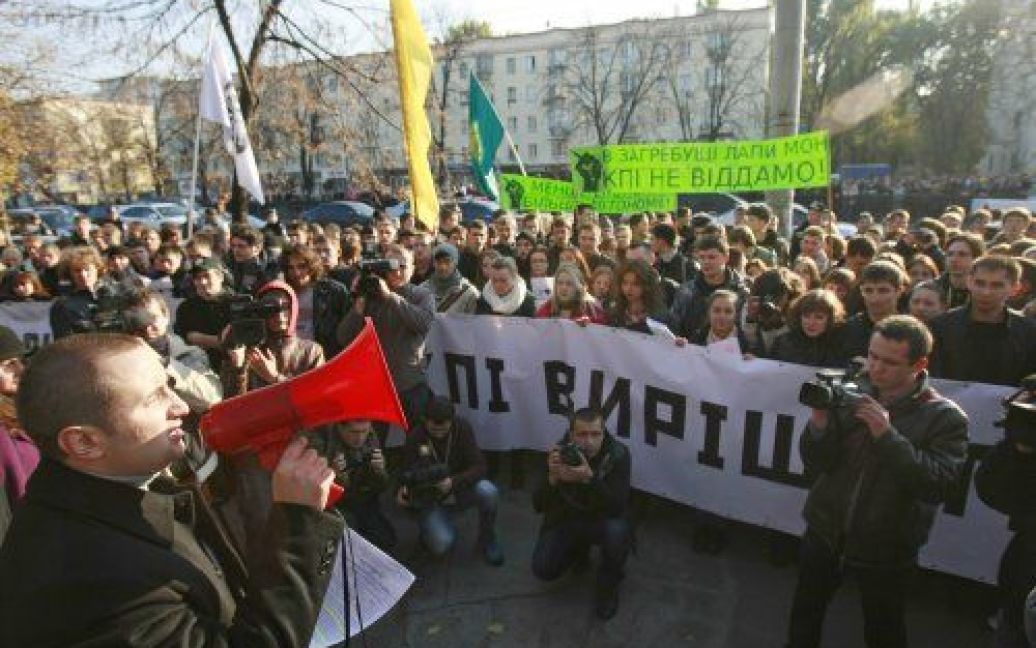 Студенти Київського політехнічного інституту зібралися на мітинг, щоб відстояти право на самоврядування. / © УНІАН
