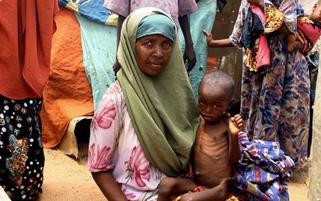 Сомалі, Могадішо. Внутрішньо переміщені особи з південної частини Сомалі та їхні діти прибули до тимчасового притулку в таборі біженців Тарабунка у Могадішо. Від посухи в районі Африканського Рогу потерпають більше 12 мільйонів людей. / © AFP