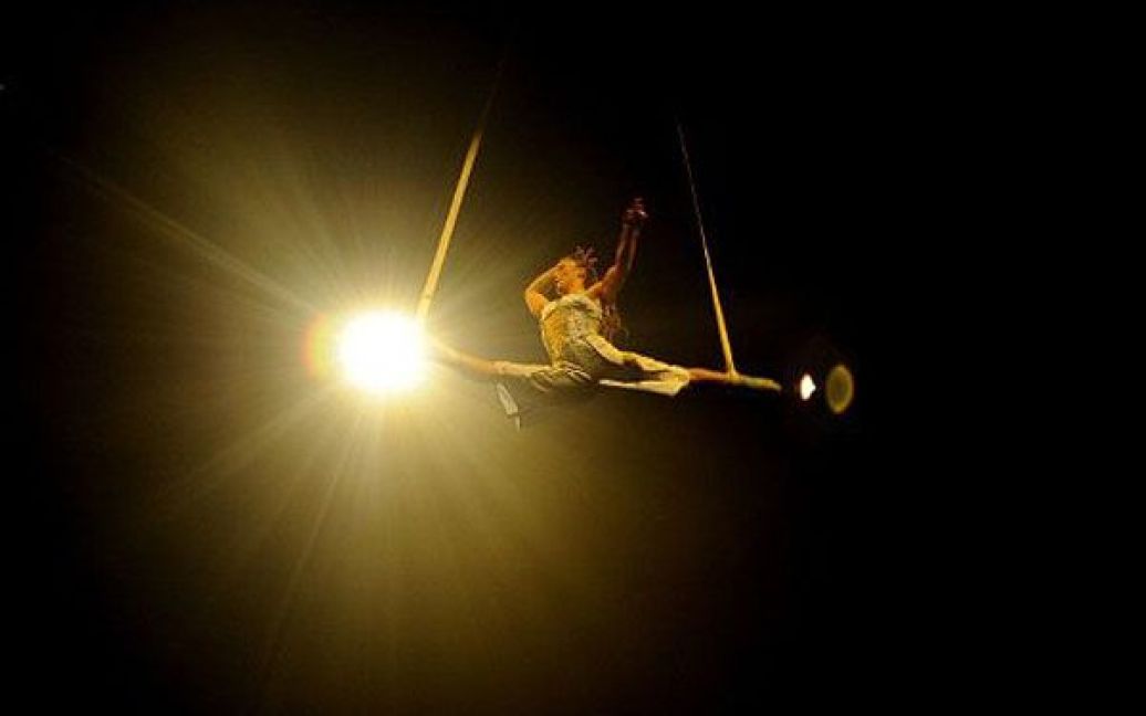 Іспанія, Севілья. Акробат виступає під час репетиції шоу "Corteo", яке "Цирк Сонця" представить у Севільї. / © AFP