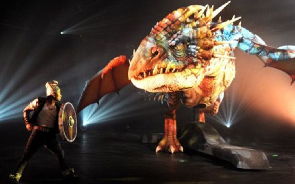 Австралія, Мельбурн. У Мельбурні відбулася презентація спектаклю "Як приборкати дракона", створеного DreamWorks Theatricals та Global Creatures за мотивами популярного мультфільму. У спектаклі візьмуть участь 24 дракони та десятки акторів. Прем&rsquo;єра відбудеться 2 березня 2012 року. / © AFP