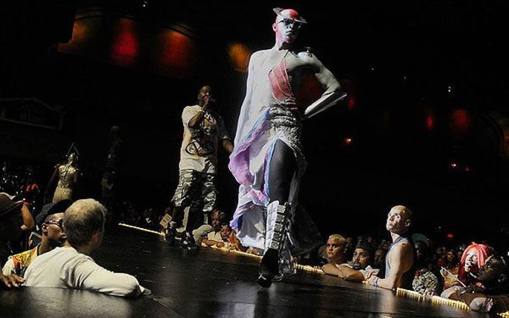 В Нью-Йорку на Манхеттені відбувся щорічний Латекс-бал, в якому взяли участь десятки драг-квінів та модників. / © msnbc.msn.com
