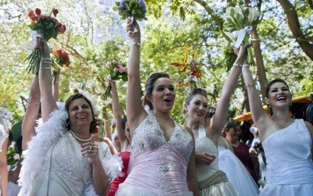 В бразильському місті Сан-Паулу провели парад наречених / © AFP