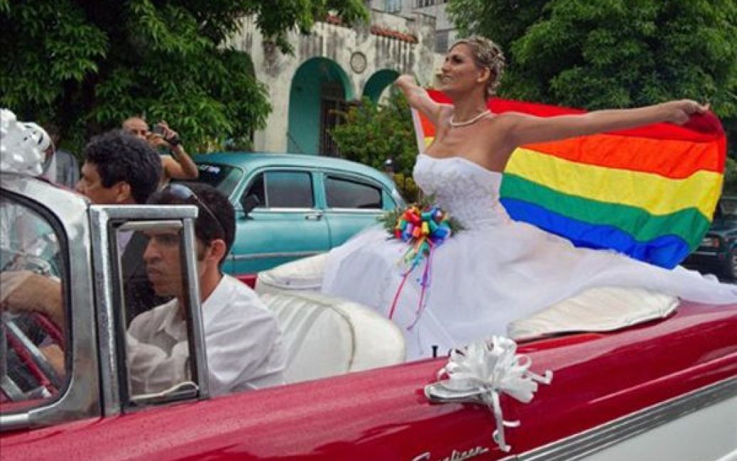 Куба, Гавана. Транссексуал  Венді Ірієпа прибуває на своє весілля. / © AFP