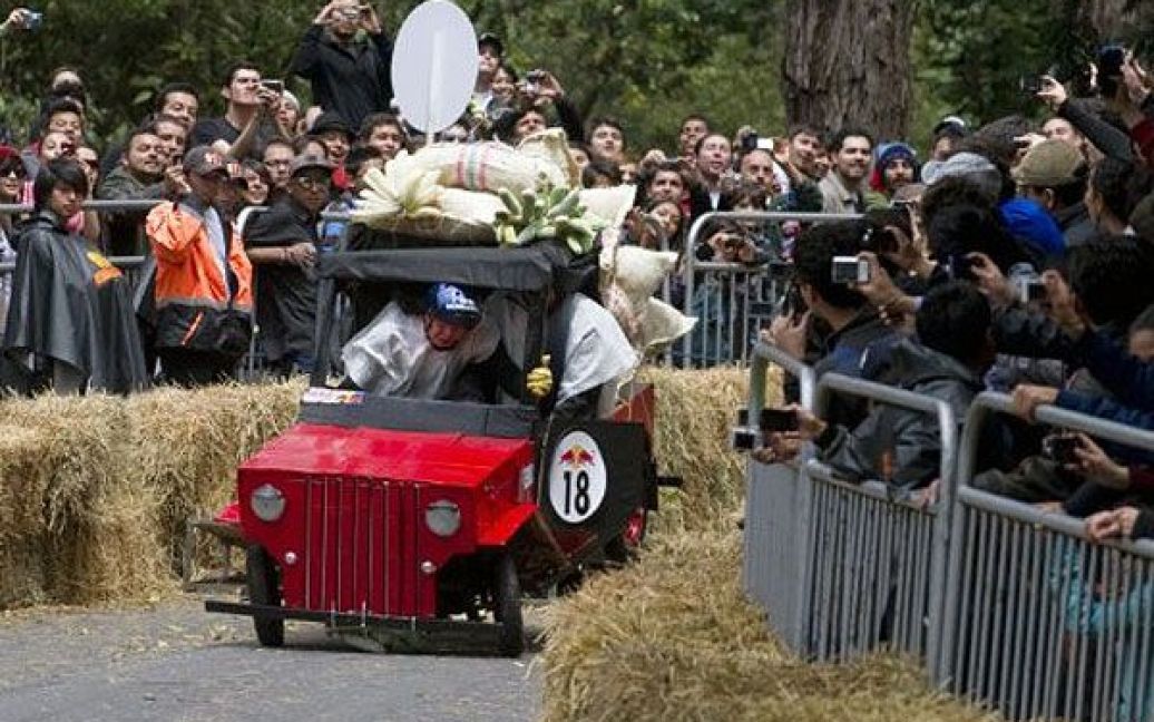 В колумбійському місті Медельїн провели 23-ті перегони на тарантасах "Roller Cart". / © AFP