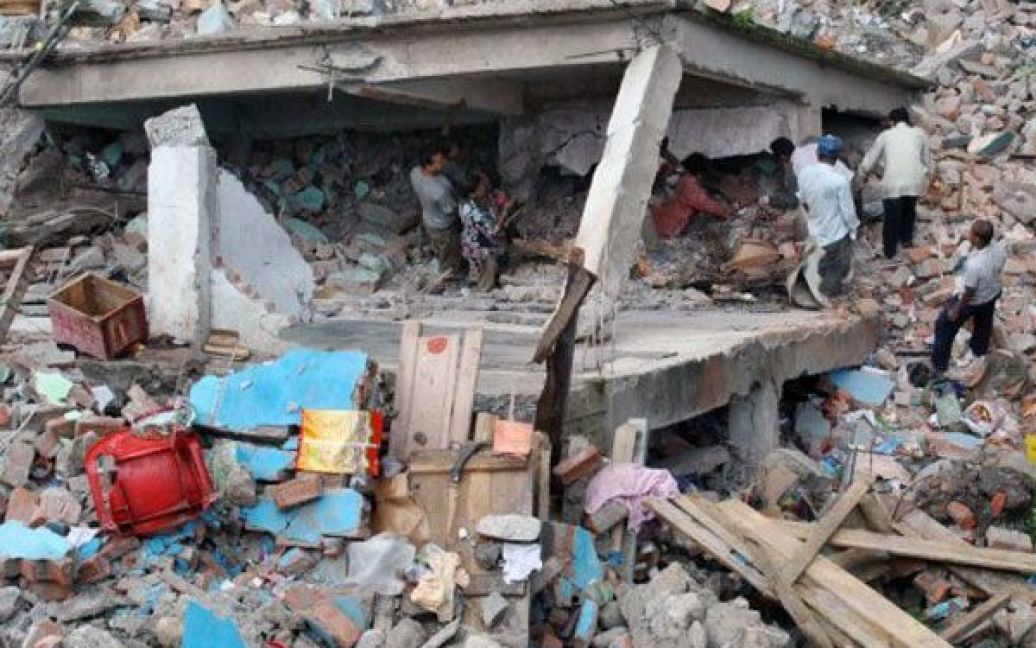 Індія, Гангток. Місцеві жителі і рятувальники розбирають завали на місці будинку, який обвалився під час землетрусу. / © AFP