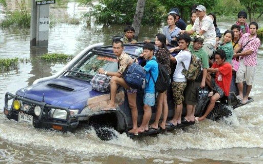 Таїланд, Патхумтхані. Тайських заводських працівників евакуюють з затопленої території у передмісті Бангкока. Потужні повені загрожують заболочуванням величезної території в Таїланді. / © AFP
