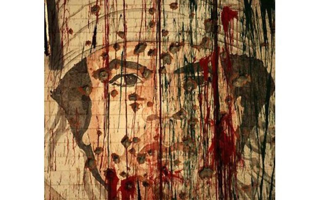 Лівійська Арабська Джамахірія, Тріполі. Пошкоджений портрет лівійського лідера-втікача Муаммара Каддафі зображений на стіні у Тріполі. Каддафі пообіцяв своїм прихильникам не здаватися та відзначив 42-гу річницю перевороту, який привів його до влади. / © AFP