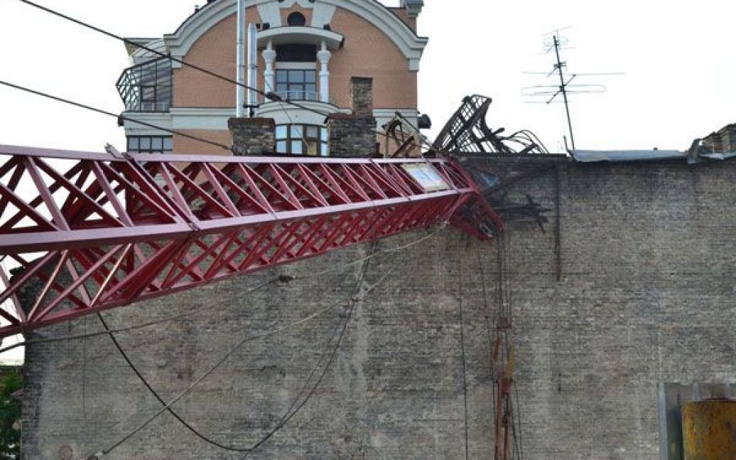 На дах будинку в центрі Києва впав будівельний кран / © Київські новини
