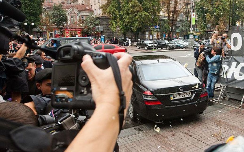 Прихильники Юлії Тимошенко закидали яйцями автомобіль Віктора Ющенка під Печерським судом. / © Украинское Фото