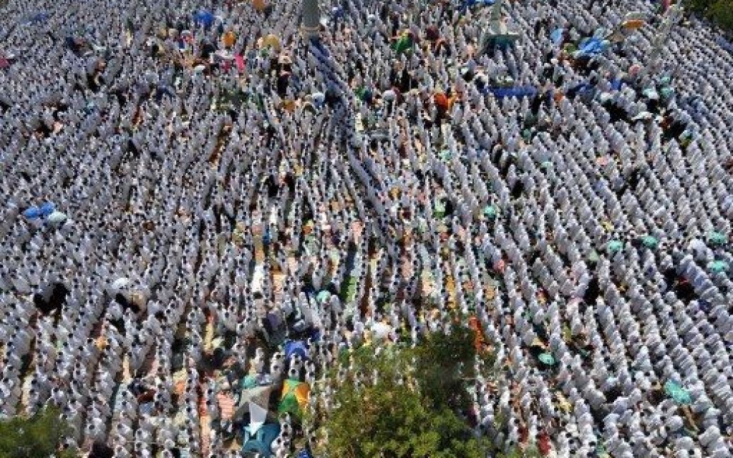 Саудівська Аравія, гора Арафат. Мусульманські паломники здійснюють молитву в мечеті Немра поблизу гори Арафат під час виконання хаджу. Більше двох мільйонів мусульман зібрались на горі Арафат, щоб відзначити "піковий" день найбільшого щорічного паломництва. / © AFP