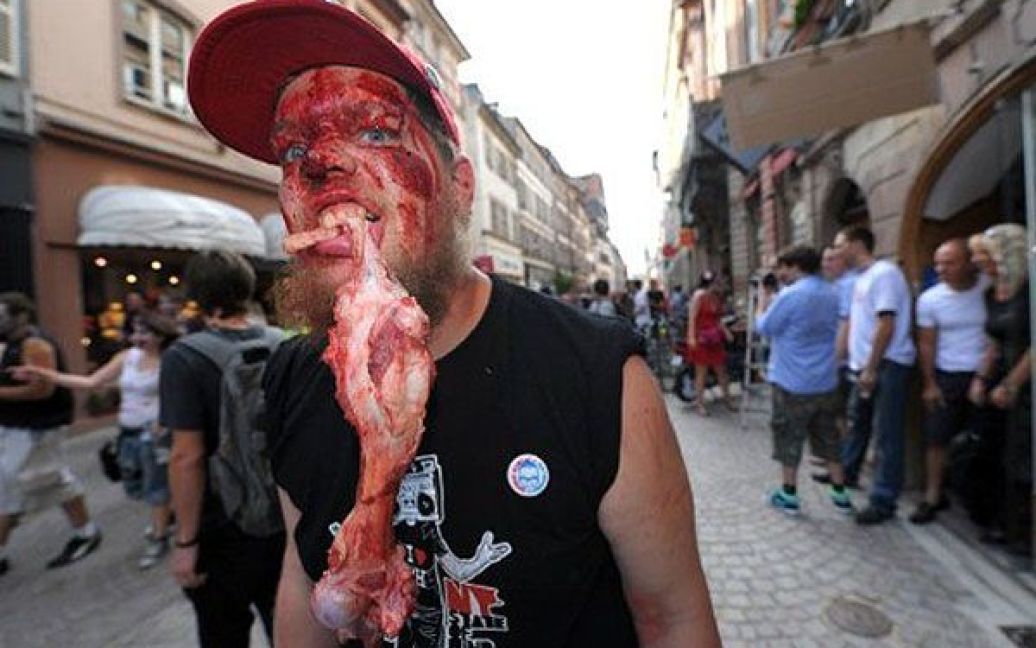 Франція, Страсбург. Чоловік у костюмі зомбі бере участь у Марші Зомбі у східному французькому місті Страсбург під час проведення 4-го Єропейського кінофестивалю фантастики. / © AFP