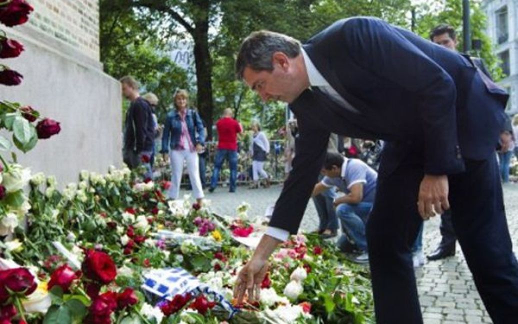 Норвегія, Осло. Міністр закордонних справ Греції Ставрос Ламбріндіс вшанував пам&#039;ять жертв терактів 22 липня під час свого візиту до Осло. / © AFP