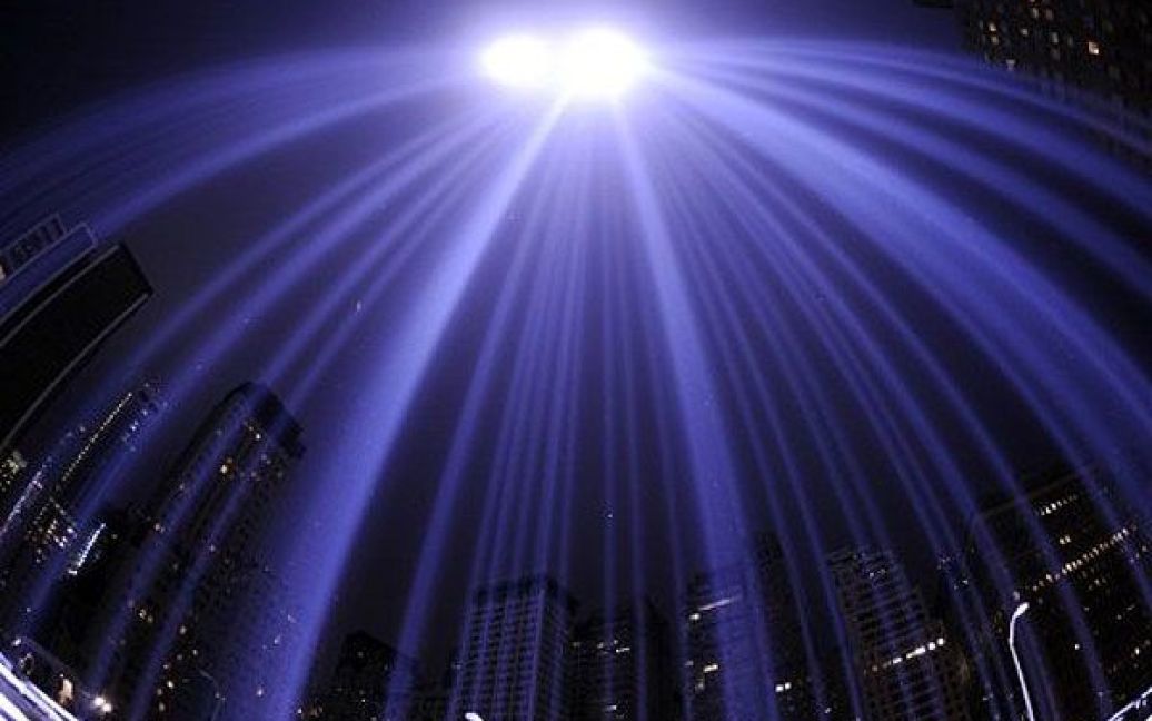 США, Нью-Йорк. Меморіал "Tribute in Light" висвітлює небо над Нью-Йорком під час відзначення 10-ої річниці теракту 9/11. Меморіал складається з 88 прожекторів, які встановили на місці веж-близнюків Всесвітнього торгового центру. / © AFP