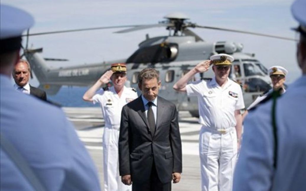 Франція, Тулон. Президент Франції Ніколя Саркозі вітається з екіпажем авіаносця "Шарль де Голль". Авіаносець повернувся до Франції після виконання місії НАТО у Лівії. / © AFP