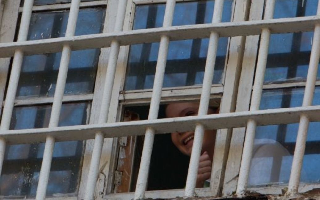 Юлія Тимошенко з-за ґрат посилала повітряні поцілунки та посміхалась / © Украинское Фото