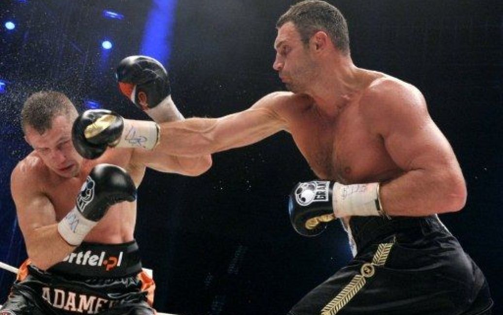 Бій між Віталієм Кличком і Томашом Адамеком, який дивились майже 42 тисячі глядачів, закінчився технічним нокаутом у 10-му раунді. / © AFP