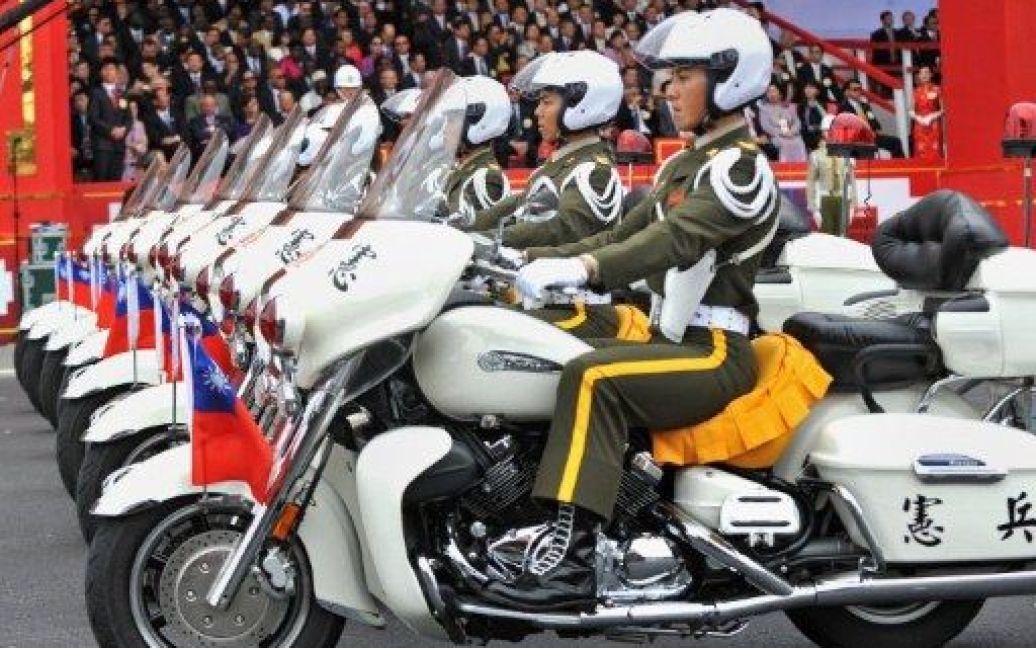 Тайвань, Тайбей. Тайванські військові поліцейські на мотоциклах беруть участь у провітанні почесних гостей під час святкування 100-річчя революції, яка заклала основу для Китайської Республіки (офіційна назва острова). / © AFP