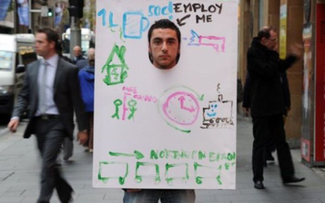 Австралія, Сідней. Студент Кріс Кордіна ходить по діловому центру Сіднея з плакатом "Шукаю роботу". Рівень безробіття в Австралії несподівано виріс до 5,1%, досягнувши найвищого рівня з листопада минулого року. / © AFP