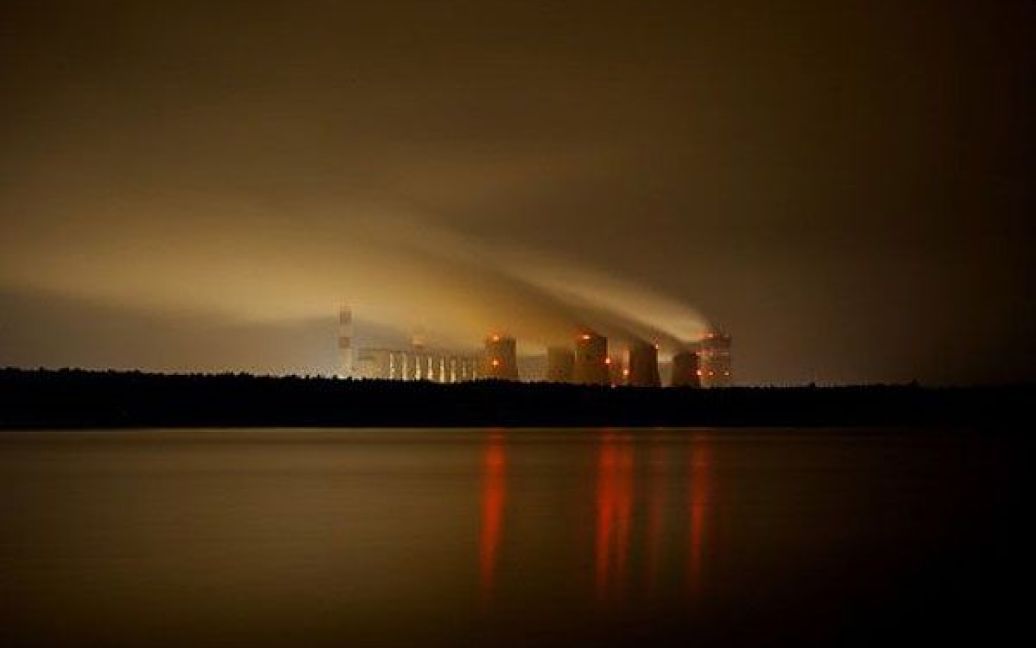 Польща, Белхатов. Електростанція у центральній частині Польщі, на якій встановлено новий 858-мегаватний генератор, визнана однією з найбільших у світі вугільних електростанцій. / © AFP