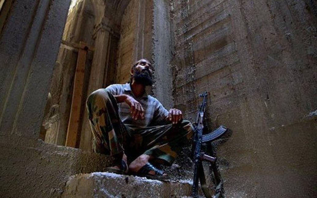 Лівійська Арабська Джамахірія, Сабрата. Лівійський повстанець ховається від мінометного обстрілу у недобудованій мечеті на околиці західного міста Сабрата. Контроль над містом Сабрата є стратегічно важливим у боротьбі з режимом Мауммара Каддафі. / © AFP