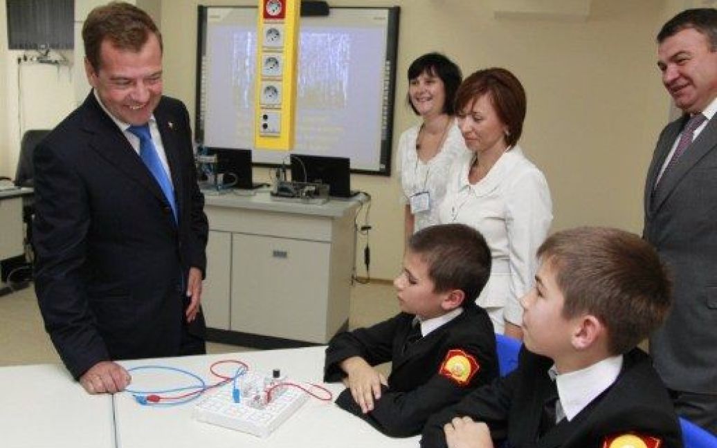 Президент Росії провів урок по державній символіці, розповів п&#039;ятикласникам про гімн, герб і прапор Росії. / © AFP