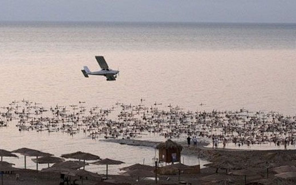 В Ізраїлі більше тисячі людей взяли участь у масовій "голій фотосесії" відомого американського фотохудожника Спенсера Туніка на березі Мертвого моря / © AFP