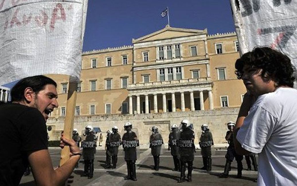 Греція, Афіни. Грецькі студенти влаштували акцію протесту перед парламентом Греції в Афінах проти законопроекту про реформу освіти, затвердженого минулого місяця. / © AFP
