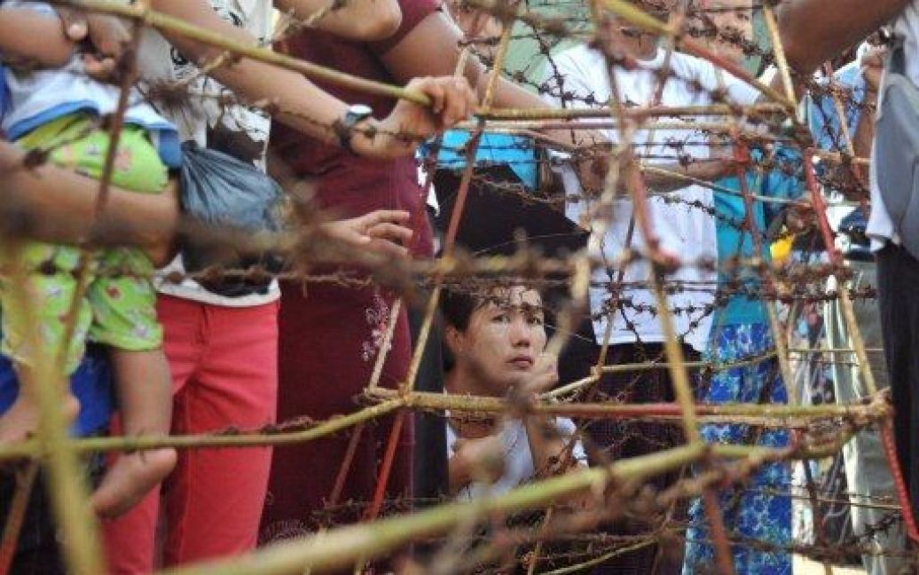 М&#039;янма, Рангун. Члени сімей ув&#039;язнених чекають, доки їх рідних випустять з центральної в&#039;язниці Інсейн в Янгоні. Десятки ув&rsquo;язнених, у тому числі політичних в&#039;язнів, були звільнені владою країни. / © AFP