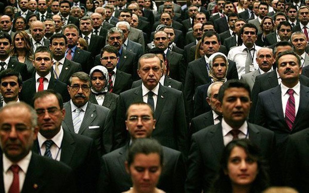 Туреччина, Анкара. Прем&#039;єр-міністр Туреччини Тайіп Ердоган стоїть поруч з членами "Партії справедливості і розвитку" (ПСР) під час зустрічі в штабі партії в Анкарі. / © AFP