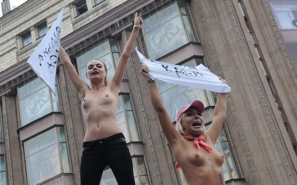 Активістки жіночого руху FEMEN розгорнули плакати "Вільна каса". / © Артур Бондарь/ТСН.ua