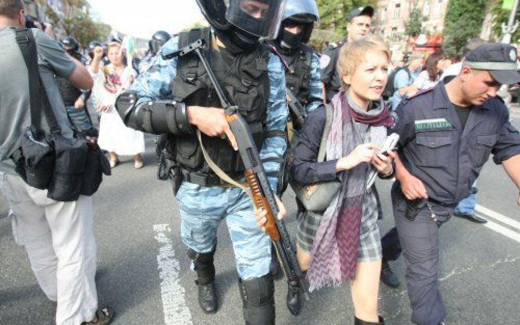 Під Печерським судом між прихильниками Тимошенко та беркутівцями виникла бійка / © УНІАН