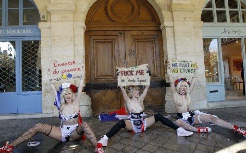 Франція, Париж. Активістки жіночого руху FEMEN в костюмах покоївок провели топлес-протест перед резиденцією колишнього глави МВФ Домініка Стросс-Кана, щоб привернути увагу до проблем експлуатації жінок. / © AFP
