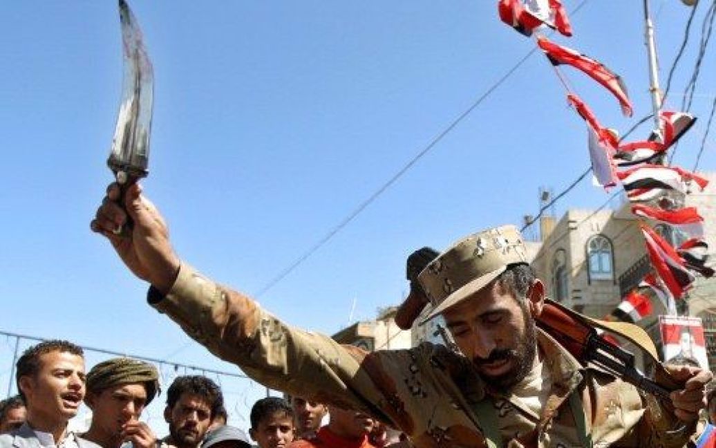 Ємен, Сана. Єменський солдат-дезертир виконує традиційний танець з кинджалом, коли він приєднується до антиурядових протестів у Сані. Незважаючи на зростаючий тиск з боку населення та світової громади, президент Алі Абдалла Салех відмовився піти у відставку. / © AFP