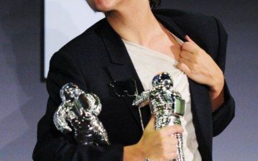 Епатажна шоу-діва Lady GaGa вчергове шокувала публіку на відкритті церемонії Video Music Awards, цього разу з&#039;явившись в чоловічому образі. / © AFP