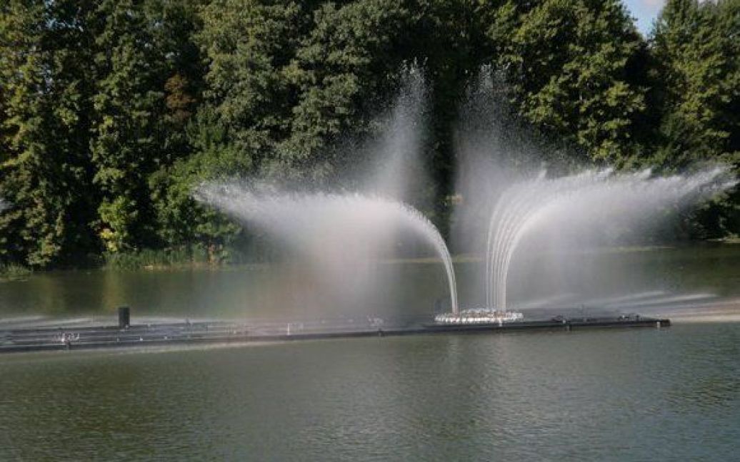У Вінниці відкрили найбільший в Європі річковий фонтан висотою 60 метрів. / © Винница.info