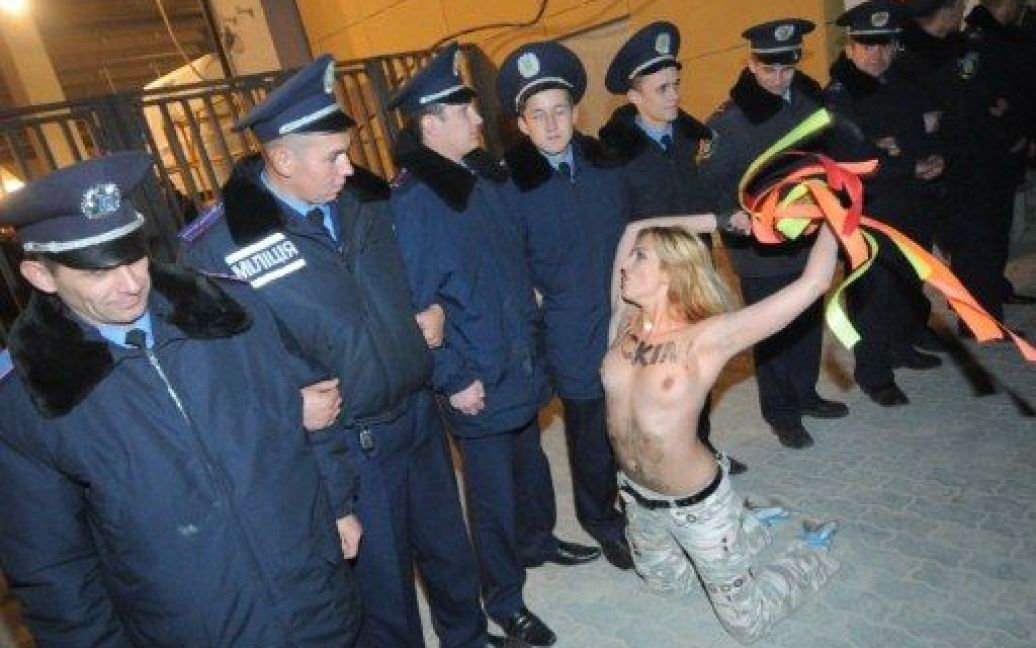 Україна, Львів. Активістки жіночого руху FEMEN провели акцію протесту проти проституції та сексуальної торгівлі перед церемонією відкриття нової євро арени "Арена Львів". / © AFP