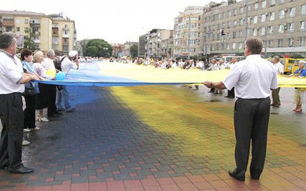 Розгорнувши Державний прапор, усі учасники заспівали Гімн України. / © УНІАН