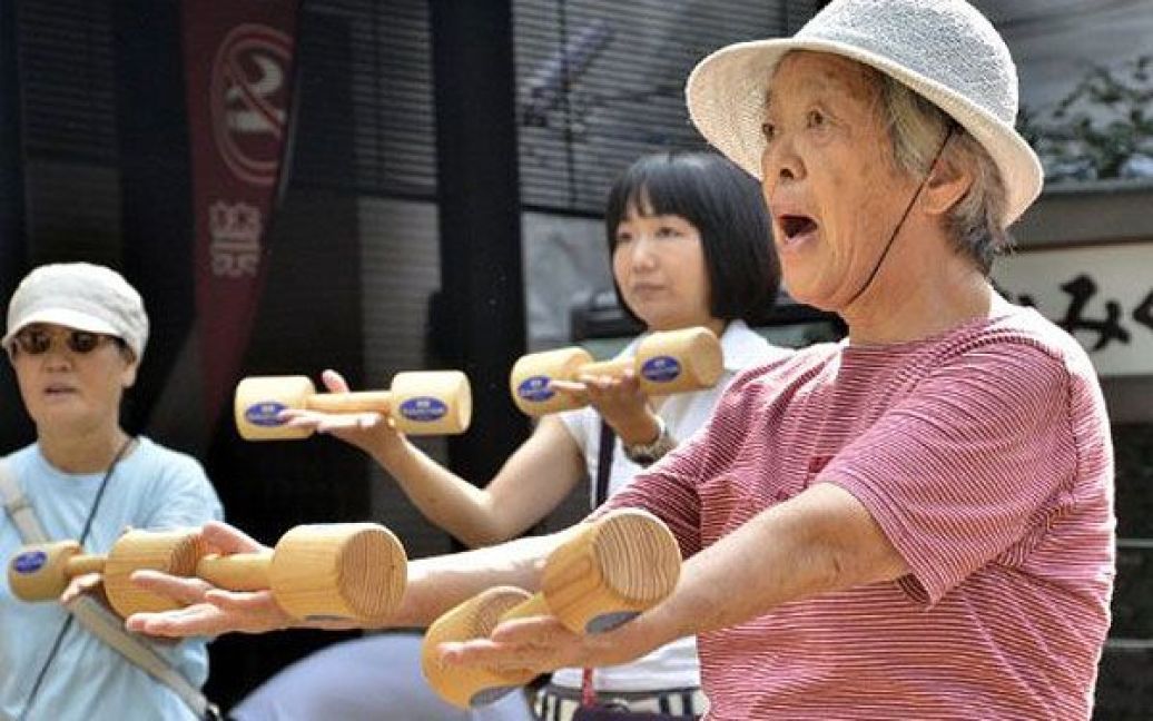 Японія, Токіо. Жінка робить вправи з дерев&#039;яними гантелями під час святкування японського дня поваги до літніх людей. За оцінками, число літніх людей у віці 65 років і старше в Японії перевищила рекордно високий показник у 29,8 млн. / © AFP