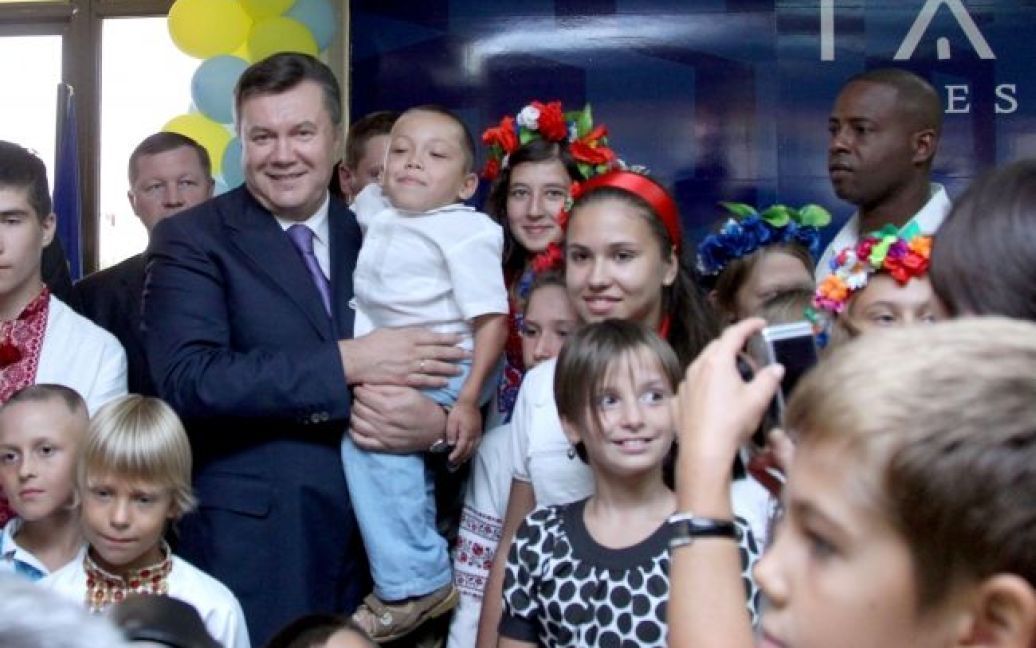 Віктор Янукович відвідав лікувально-оздоровчий центр "Тарара", де проходять оздоровлення та реабілітацію українські діти, постраждалі від аварії на ЧАЕС / © President.gov.ua