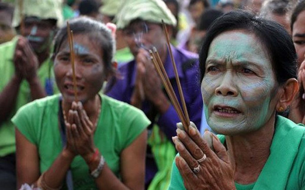 Камбоджа, Пномпень. Селяни із обличчями, пофарбованими як у персонажів фільму "Аватар", моляться під час акції протесту проти знищення лісу Прей Ланг перед королівським палацом в Пномпені. Демонстранти закликали припинити вирубку найбільшого у Південно-Східній Азії вічнозеленого лісу. / © AFP